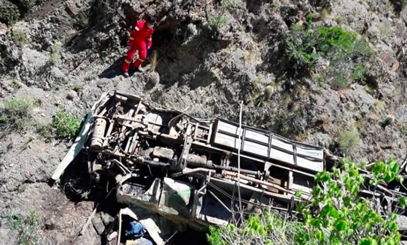Cuatro jóvenes mendocinos fallecieron al desbarrancar un colectivo en Bolivia