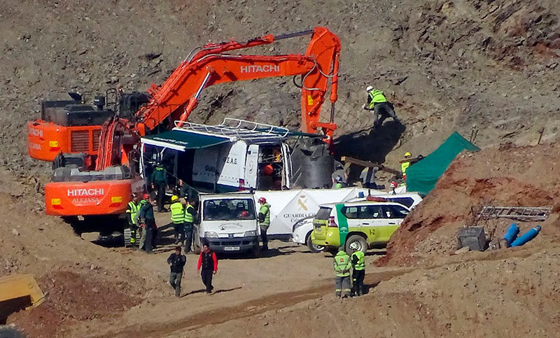 Mineros españoles muy cerca de llegar al pozo donde cayó un niño