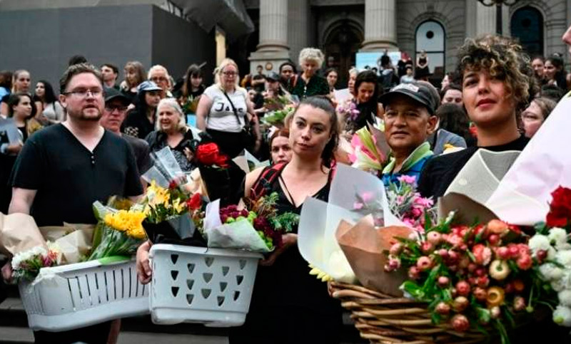 Miles de mujeres reclaman seguridad en Australia tras el asesinato de una estudiante