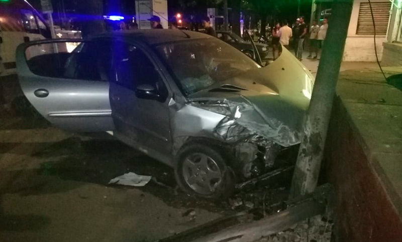 Perdió el control del auto e impactó contra Hospital Eva Perón