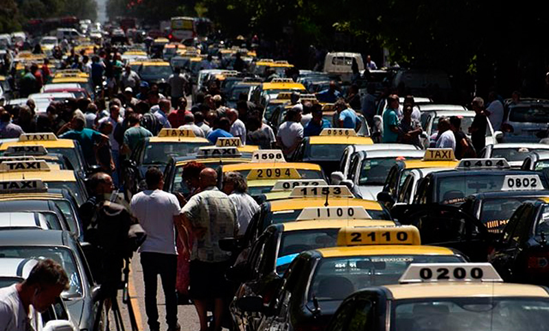 Paro de taxistas y remiseros en Mar del Plata para exigir sanciones contra Uber