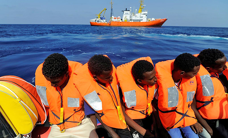 Los inmigrantes que no pueden desembarcar parten aguas en el gobierno de Italia