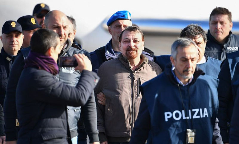 Llega a Italia el extremista Cesare Battisti