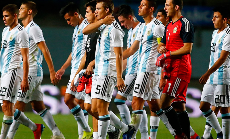 Argentina volvió a tropezar con Ecuador en su debut de la fase final