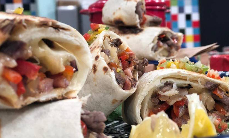 Burritos de carne, queso y vegetales