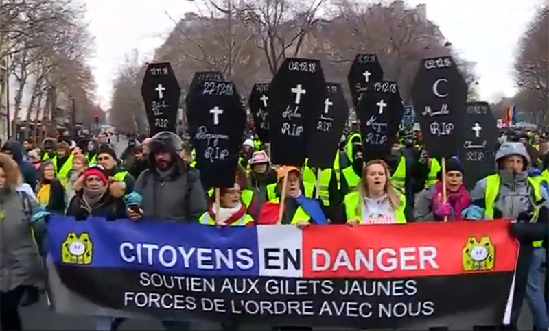 Nuevas protestas de «chalecos amarillos» en Francia pese a debate lanzado por Macron