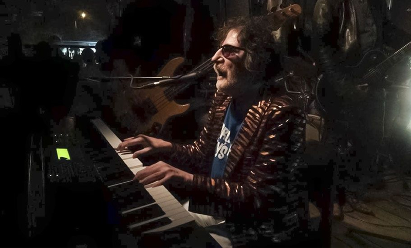 Charly García tocó anoche en una cervecería uruguaya