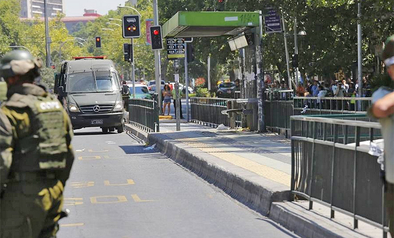 Esperaban el colectivo, encontraron un sobre que les explotó y dejó cinco heridos