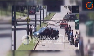 Alta velocidad: mirá como voló un vehículo tras chocar en Casiano Casas y Washington