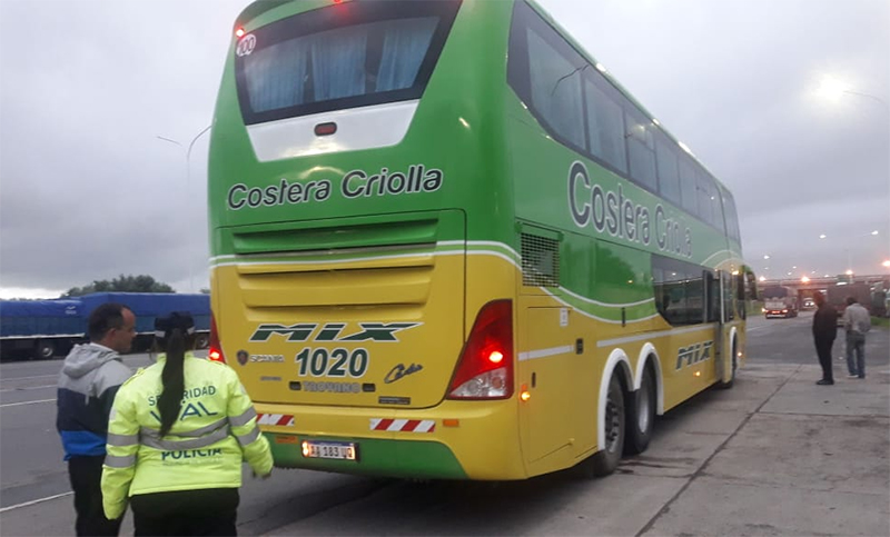 Un joven robó en un colectivo, los pasajeros lo golpearon y fue detenido
