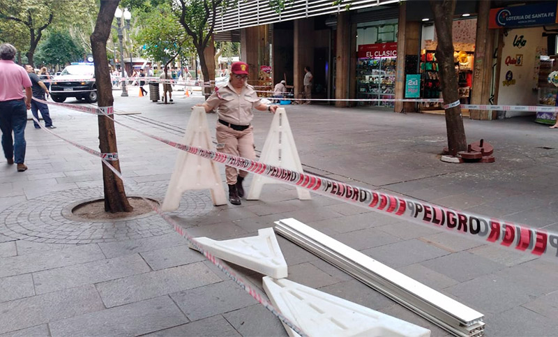 Alarma en la peatonal Córdoba por peligro de derrumbe de mampostería de un edificio