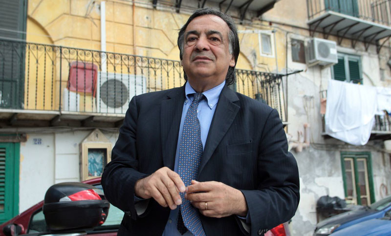 Un alcalde siciliano suspende la aplicación de la ley anti-inmigrantes del Gobierno italiano