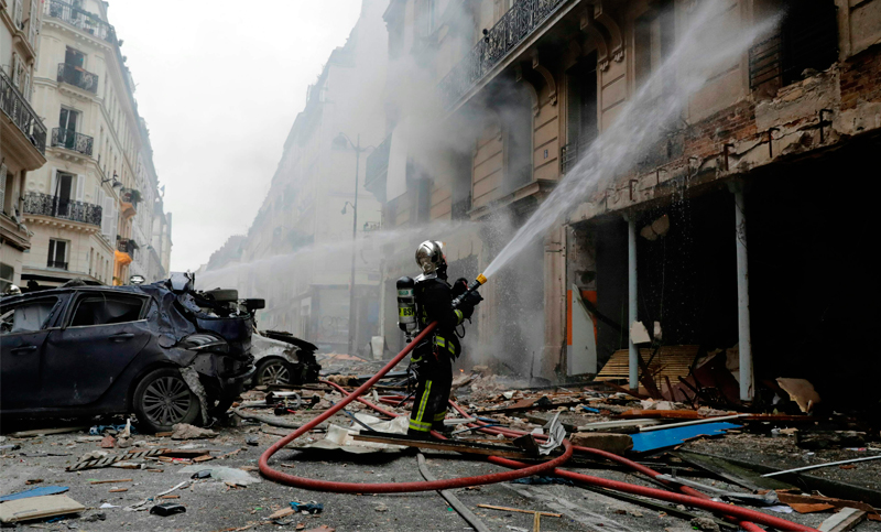 Dos muertos y casi 50 heridos en explosión por fuga de gas en edificio en París