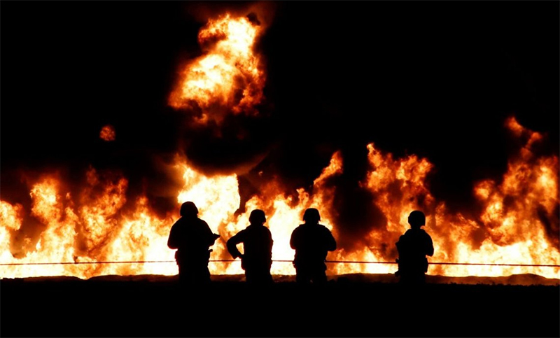Estallido de ducto por robo de combustible deja 66 muertos en México