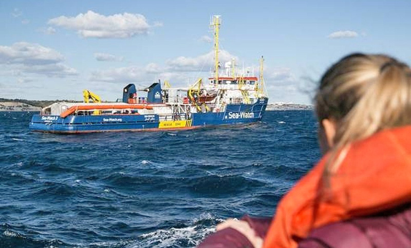 Ocho países europeos acuerdan acoger a 49 refugiados tras semanas de espera en el agua