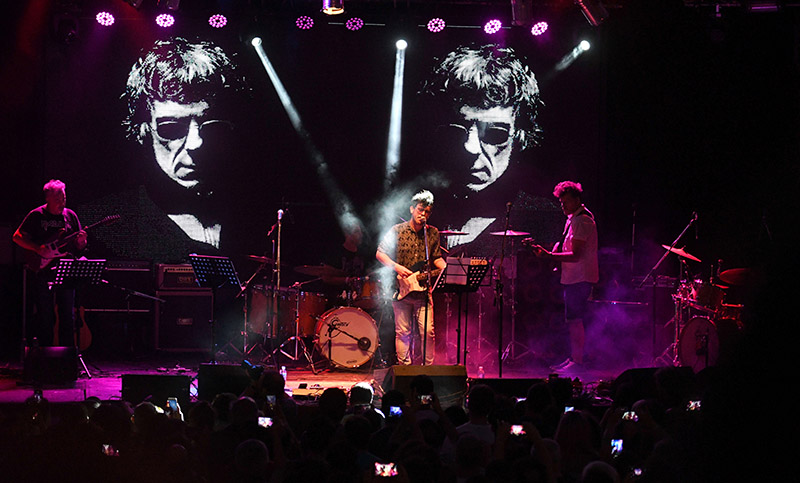 «El Marcapiel»: talento y amor en el homenaje a Spinetta a 7 años de su partida