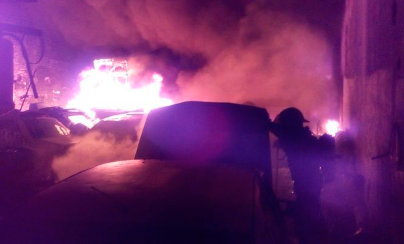 Un incendio en un taller mecánico destruyó trece autos
