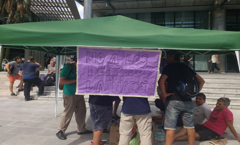 Empleados de la imprenta de La Nación acampan por los 70 despidos