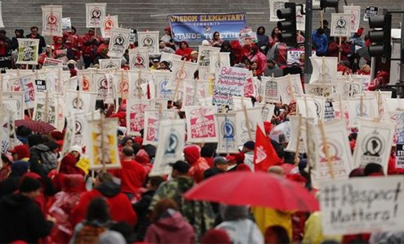 Más de 30.000 maestros se declaran en huelga en EE.UU.