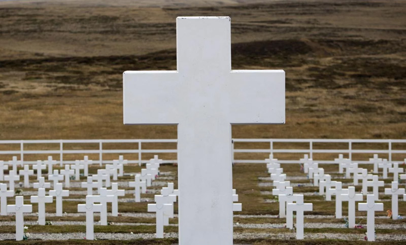 Identifican a otros cuatro soldados enterrados en Malvinas y ya suman 110