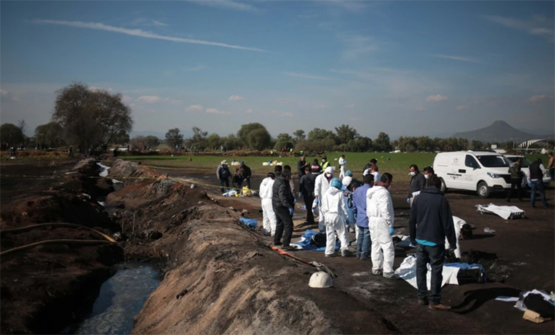 Ascienden a 107 los muertos por la explosión de un oleoducto en México