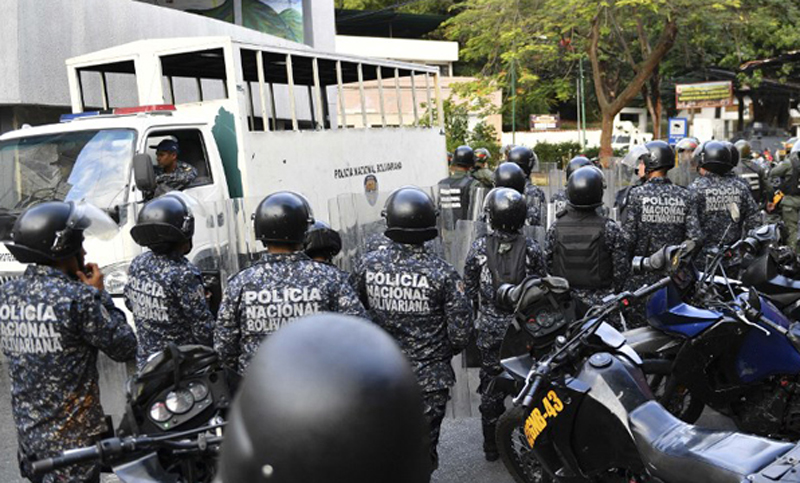 Veintisiete militares detenidos por rebelarse contra Maduro