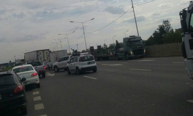 Dos pesos pesados: un camión chocó contra un colectivo