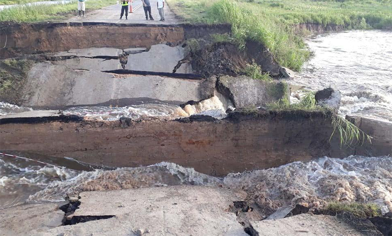 Se hundió un tramo de la ruta 1 en Santa Fe por la presión del agua