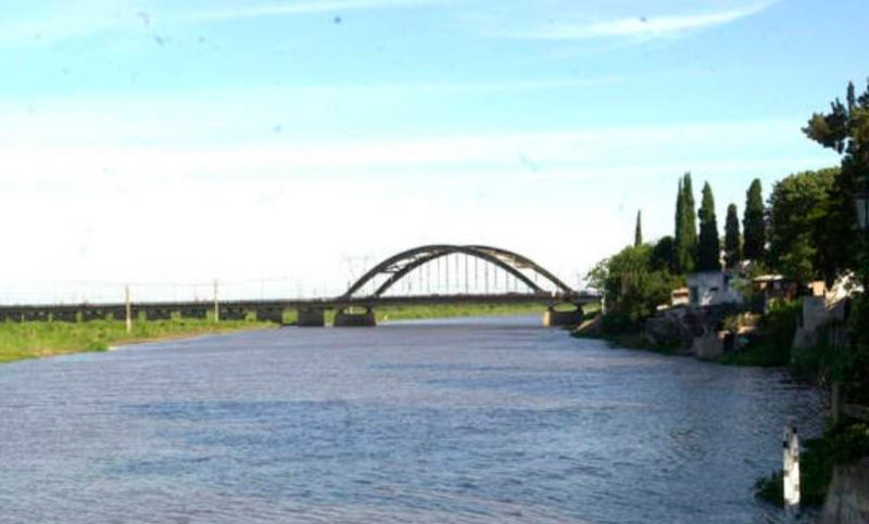 Santo Tomé: buscan a una niña de seis años que cayó en el río Salado
