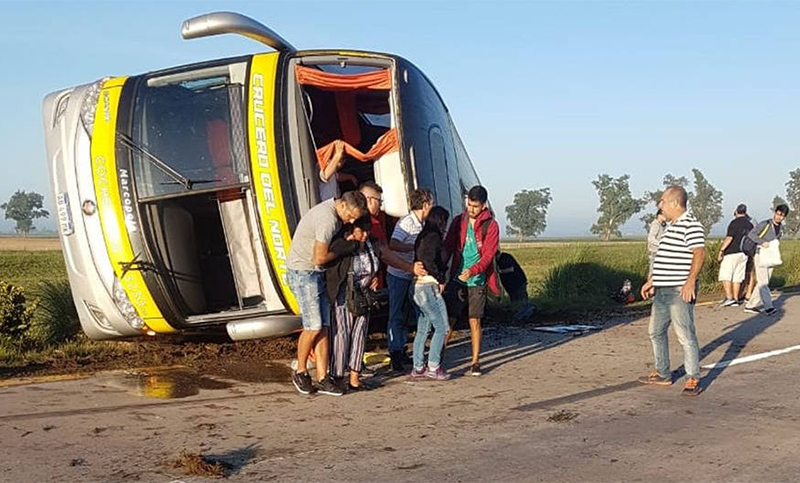 Volcó un ómnibus cerca de Santa Fe capital y hay varios heridos