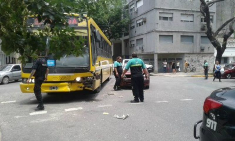 Un colectivo chocó con un auto en el macrocentro