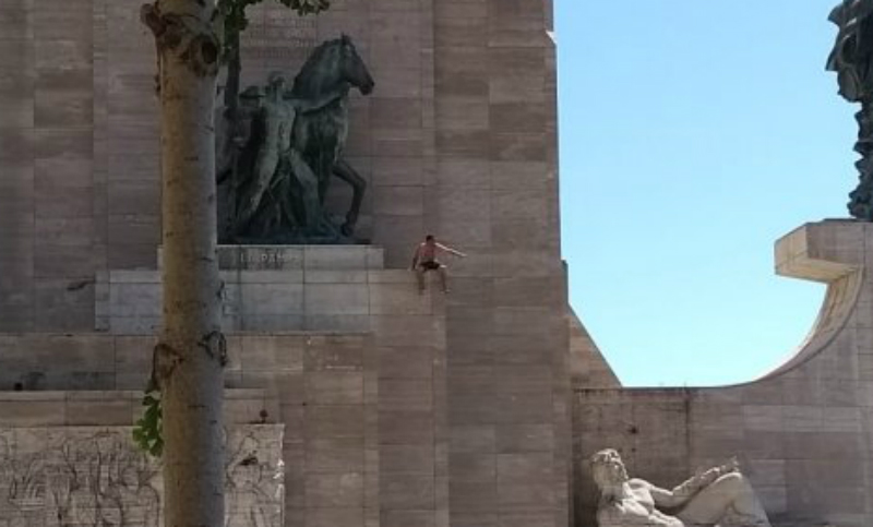 Un hombre amenazó con tirarse del Monumento