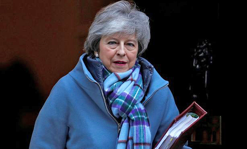 Medios británicos aseguran que May analiza retrasar dos meses el Brexit