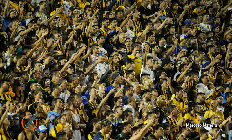 Un segundo hincha de Central sufrió heridas al caer desde la tribuna