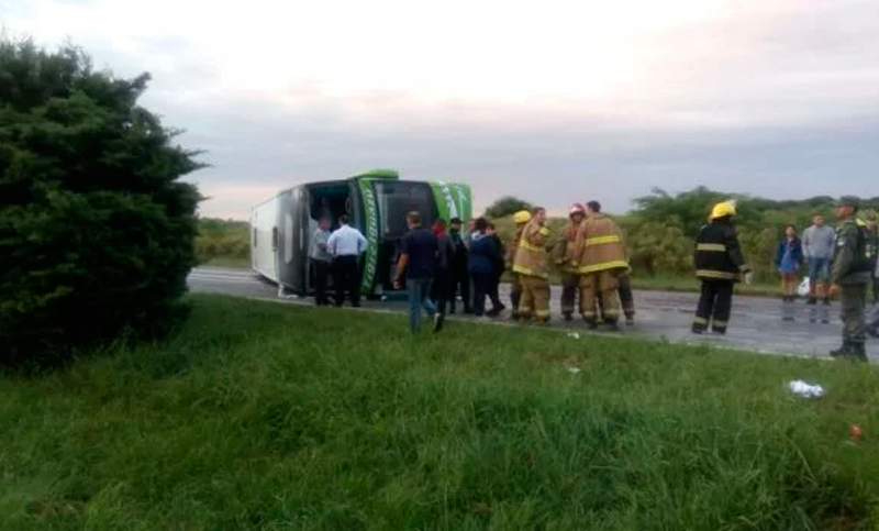 Al menos 35 heridos al volcar un colectivo en la autopista Rosario – Santa Fe