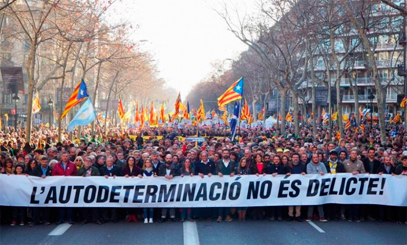 Cientos de miles protestan contra el juicio a independentistas catalanes