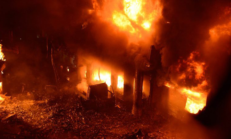 Un incendio deja al menos 70 muertos en la capital de Bangladés