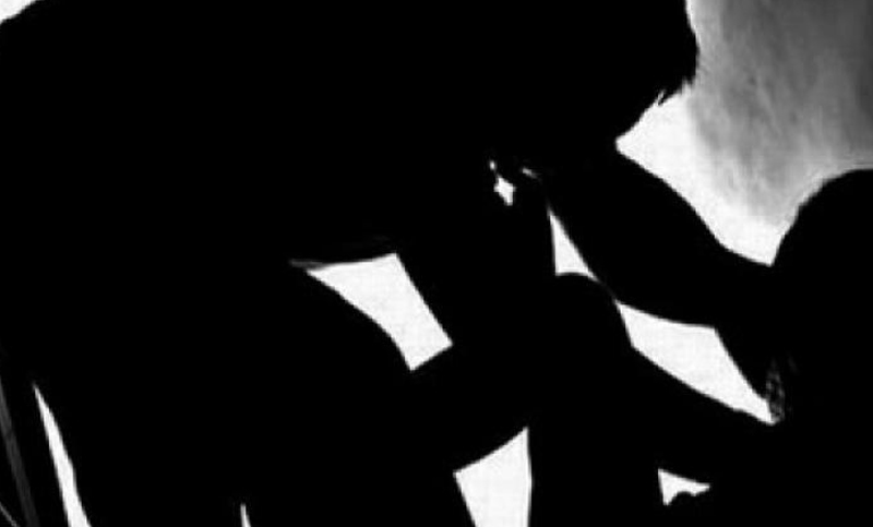 La encerró, la golpeó y la violó por más de 20 días