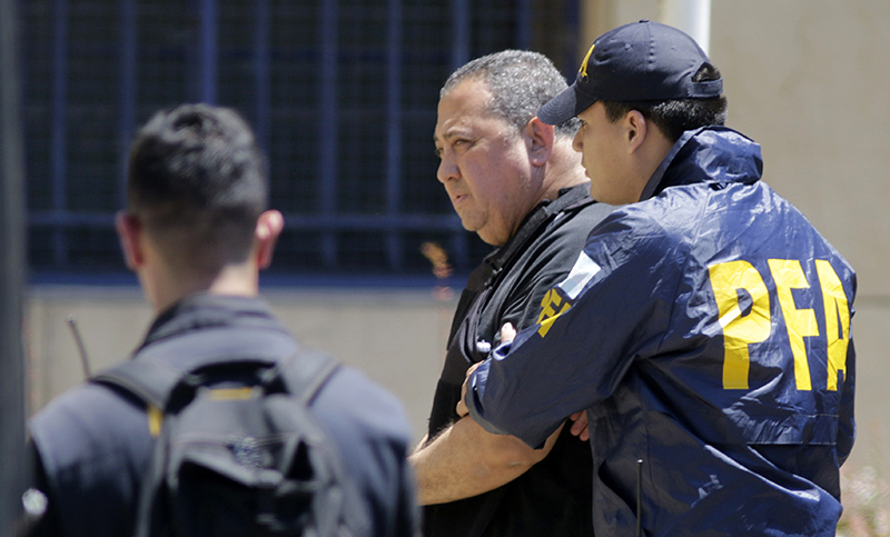 Condenan a muerte a Luis D´Elía