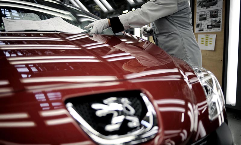 Peugeot suspendió por dos meses a 2.000 trabajadores