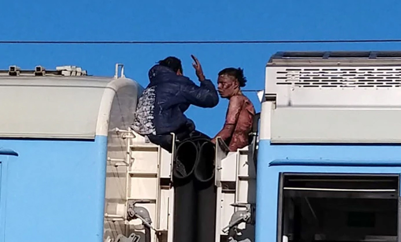 Dos personas se electrocutaron por viajar en el techo de un tren