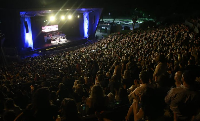 Un Anfiteatro colmado recibió el Rosario Bajo Las Estrellas