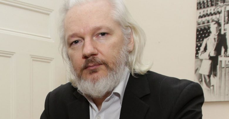 Aislado y espiado, Assange sigue dando pelea