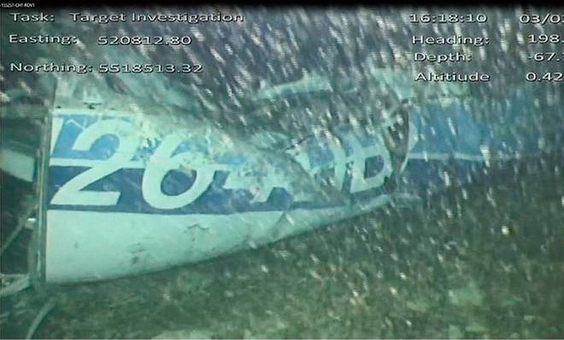 Hallan un cuerpo entre los restos de la avioneta de Emiliano Sala