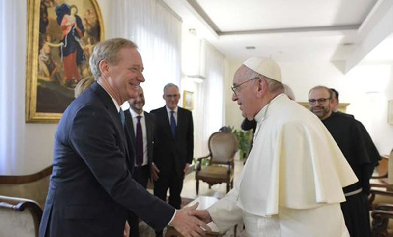 El Papa habló de inteligencia artificial con el presidente de Microsoft