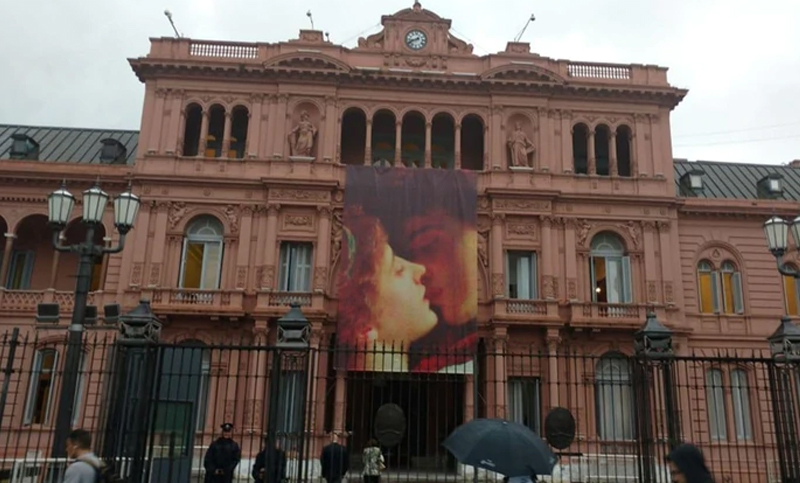 La Casa Rosada se vistió con un afiche por el Día de los Enamorados