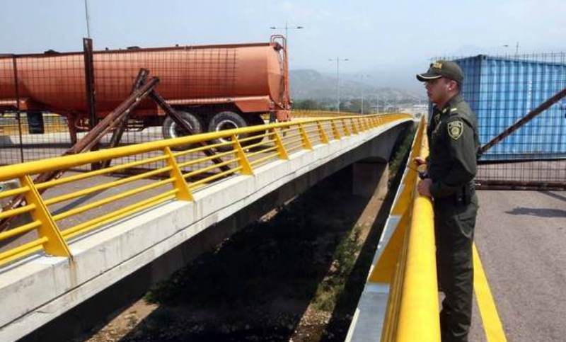 Enfrentamientos en torno a la ayuda humanitaria en la frontera entre Venezuela y Colombia