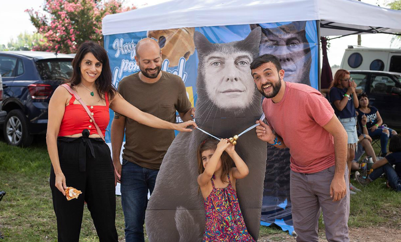 Donda hizo campaña en el Cosquín Rock con un muñeco con la cara de Macri