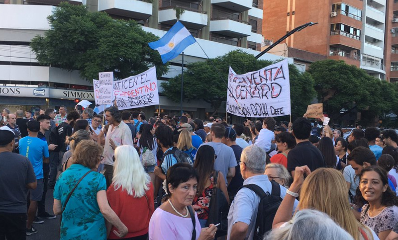 Abrazo simbólico en contra de la venta del Cenard