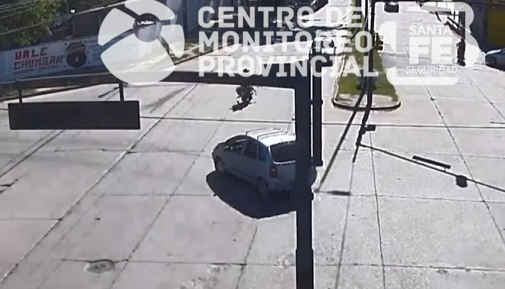 Impactante choque entre un auto y una moto con tres adolescentes